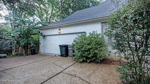 1 Pond Side Drive, Jackson, MS 39211
