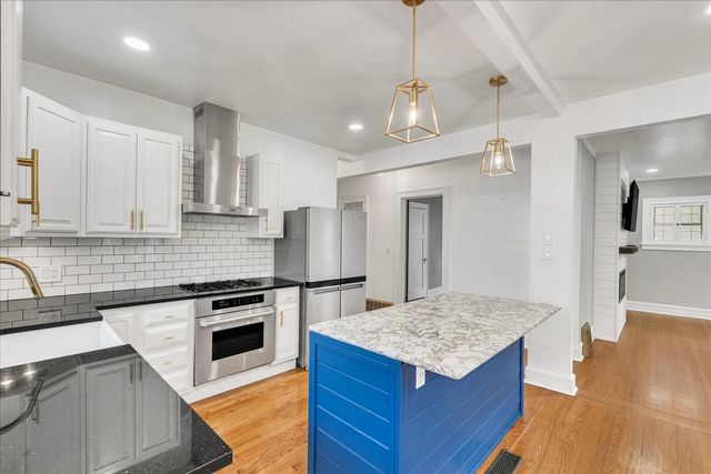 2105 HIGHLAND Avenue, Davenport, IA 52803