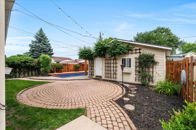 2105 HIGHLAND Avenue, Davenport, IA 52803