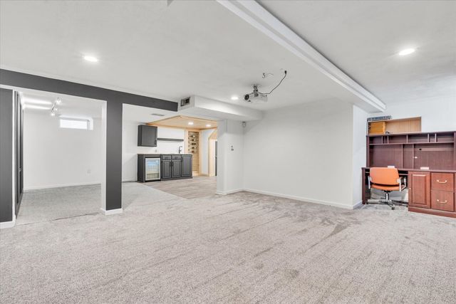 2105 HIGHLAND Avenue, Davenport, IA 52803