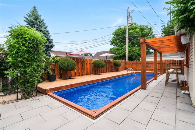 2105 HIGHLAND Avenue, Davenport, IA 52803
