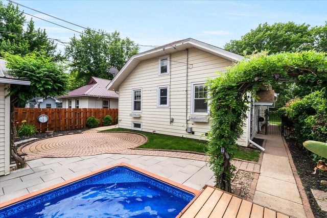 2105 HIGHLAND Avenue, Davenport, IA 52803