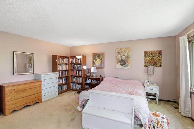 2208 Hearthstone Drive, Fort Wayne, IN 46804