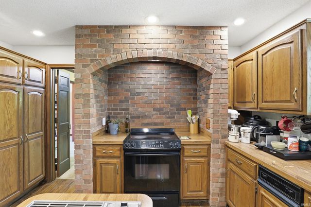 2208 Hearthstone Drive, Fort Wayne, IN 46804