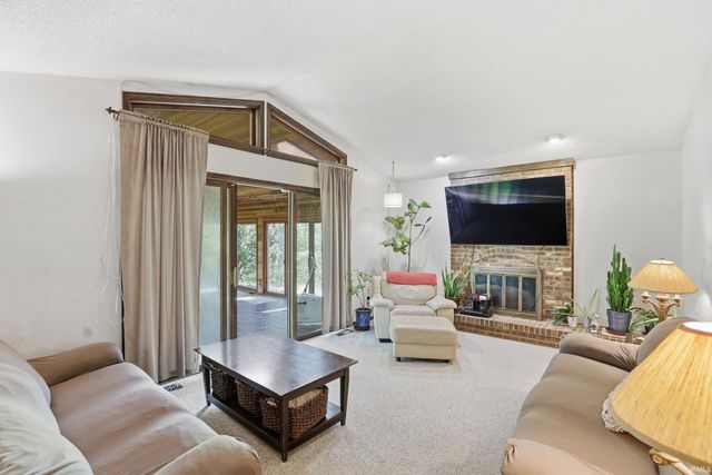 2208 Hearthstone Drive, Fort Wayne, IN 46804