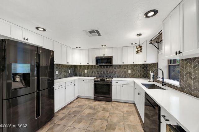 2556 E Linden Street, Tucson, AZ 85716