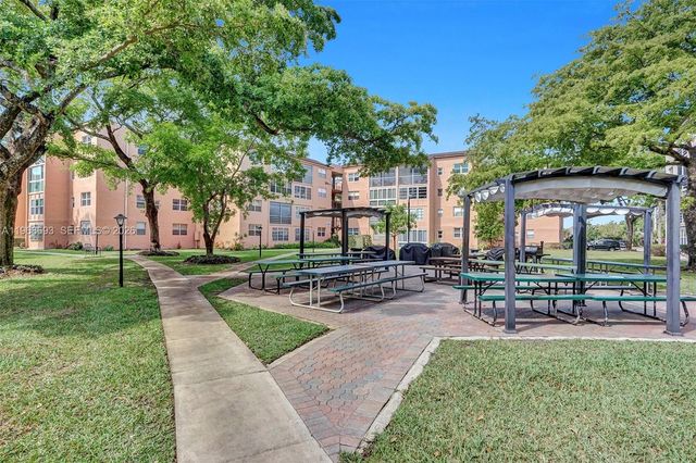 2861 Somerset Drive 211, Lauderdale Lakes, FL 33311