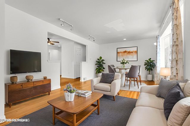 39 Melrose Terrace, Middletown, NJ 07748