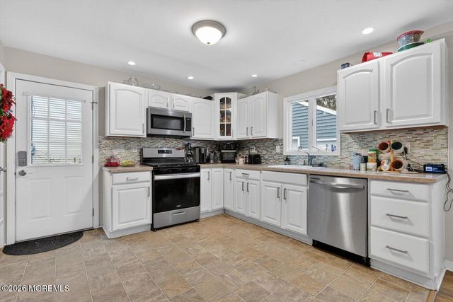 39 Melrose Terrace, Middletown, NJ 07748