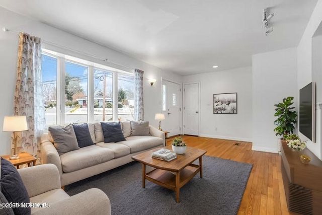 39 Melrose Terrace, Middletown, NJ 07748