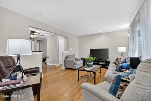 39 Melrose Terrace, Middletown, NJ 07748