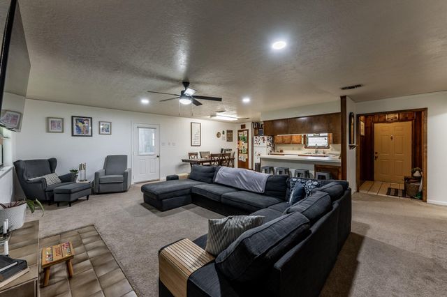 3304 Parr Dr, Huntsville, TX 77340
