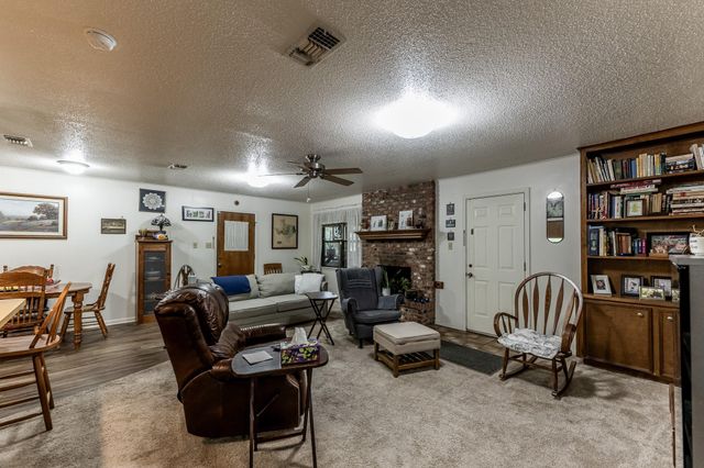 3304 Parr Dr, Huntsville, TX 77340