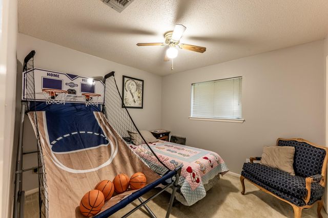 3304 Parr Dr, Huntsville, TX 77340