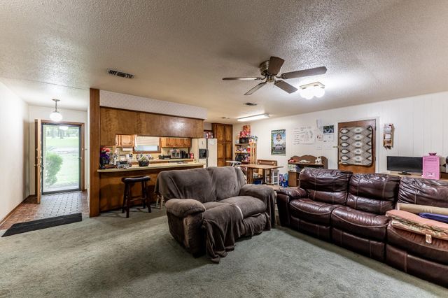 3304 Parr Dr, Huntsville, TX 77340