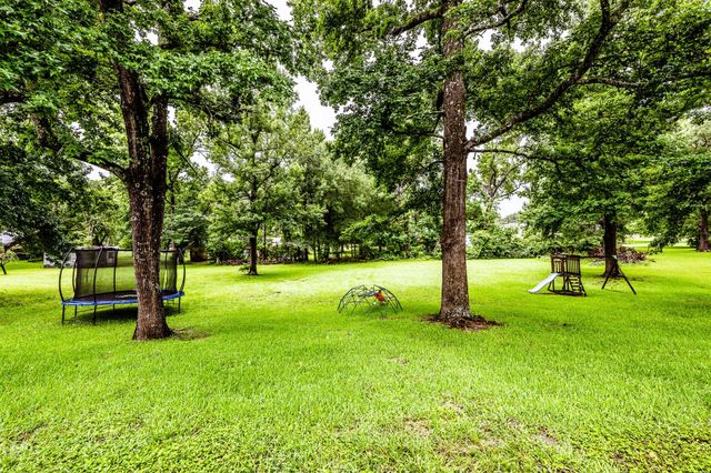 3304 Parr Dr, Huntsville, TX 77340