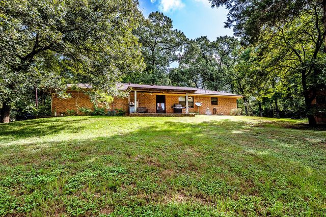 3304 Parr Dr, Huntsville, TX 77340