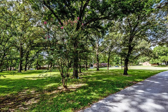 3304 Parr Dr, Huntsville, TX 77340