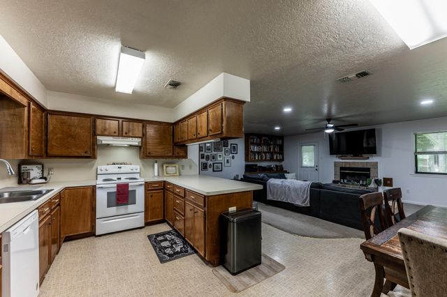 3304 Parr Dr, Huntsville, TX 77340