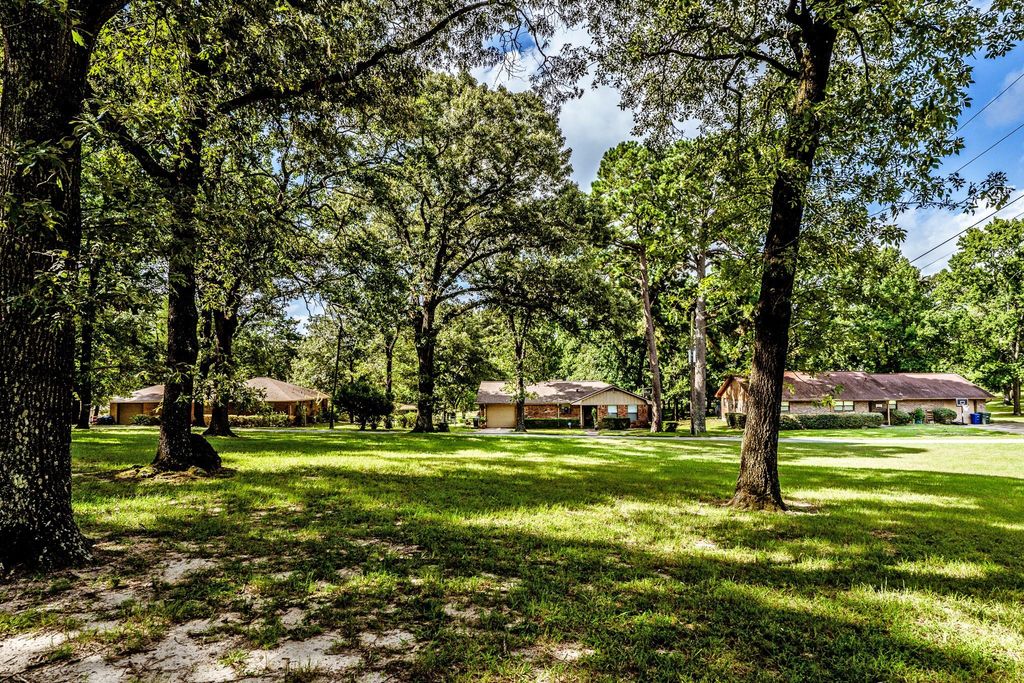 3304 Parr Dr, Huntsville, TX 77340