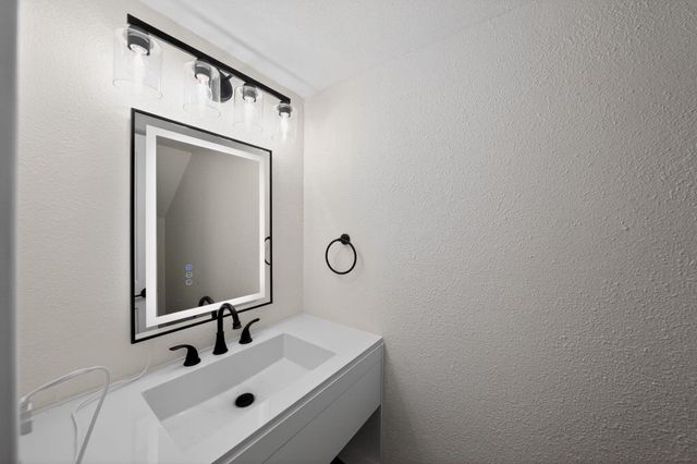 1402 Southport DR, Austin, TX 78704