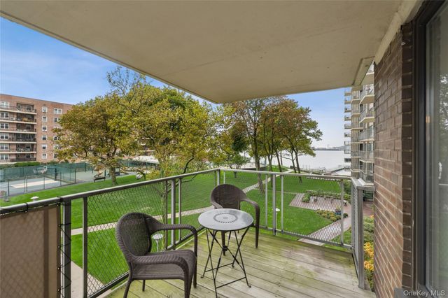 166-25 Powells Cove Boulevard 3F, Beechhurst, NY 11357