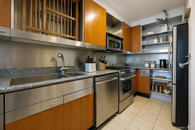 166-25 Powells Cove Boulevard 3F, Beechhurst, NY 11357