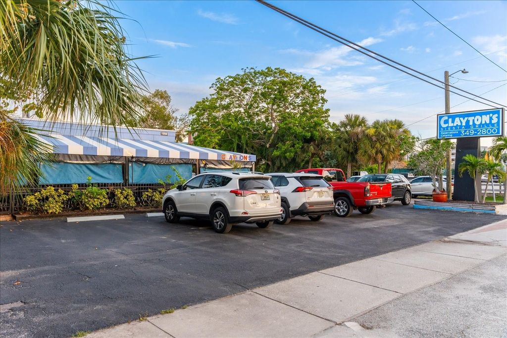 Image 75 of property listing at 6451 ELMWOOD AVENUE H, Sarasota, FL 34231