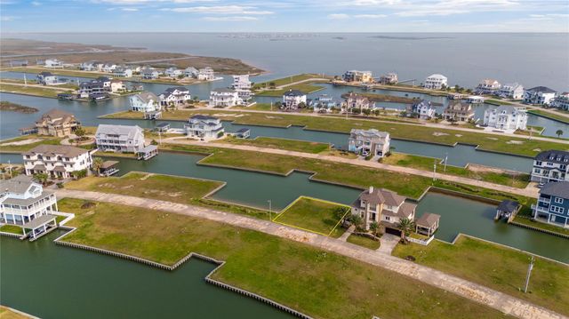 9 Ramrod, Hitchcock, TX 77563