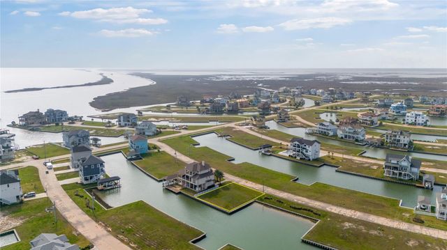 9 Ramrod, Hitchcock, TX 77563