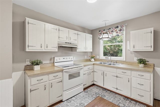 126 Davis Rd, Economy, PA 15143