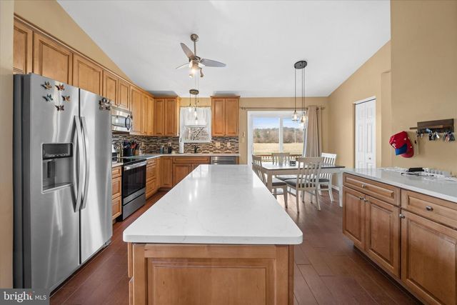 203 N BARRINGTON CT, Newark, DE 19702