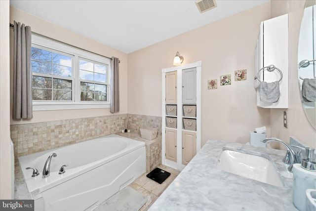 203 N BARRINGTON CT, Newark, DE 19702