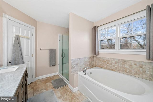 203 N BARRINGTON CT, Newark, DE 19702