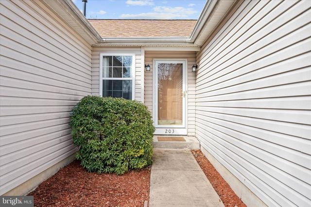 203 N BARRINGTON CT, Newark, DE 19702