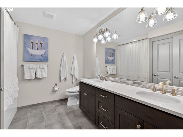 136 W 13TH Way, La Center, WA 98629