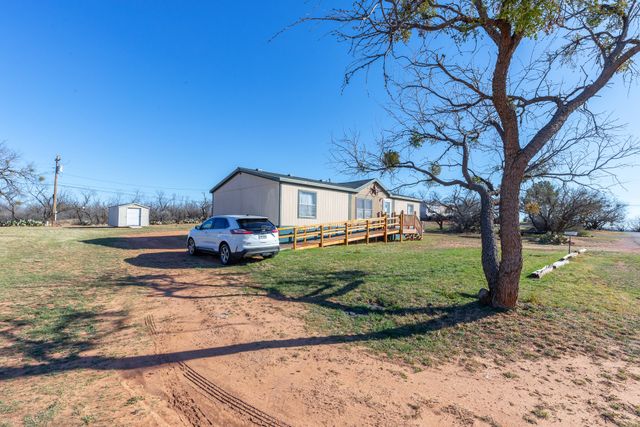 102 Flamingo Drive, Tye, TX 79563