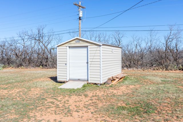 102 Flamingo Drive, Tye, TX 79563