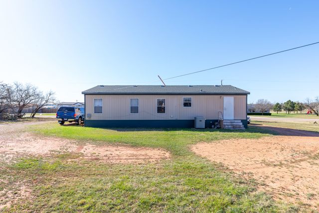 102 Flamingo Drive, Tye, TX 79563
