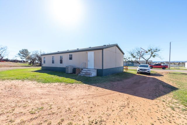 102 Flamingo Drive, Tye, TX 79563