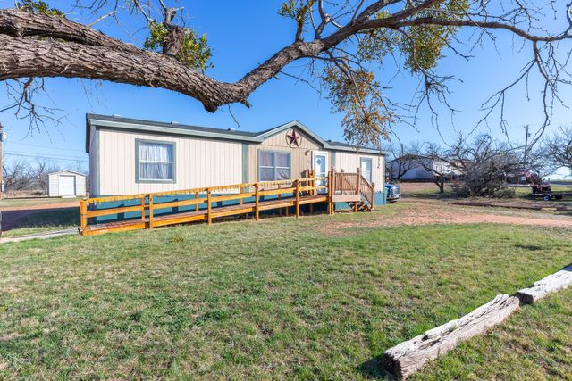 102 Flamingo Drive, Tye, TX 79563