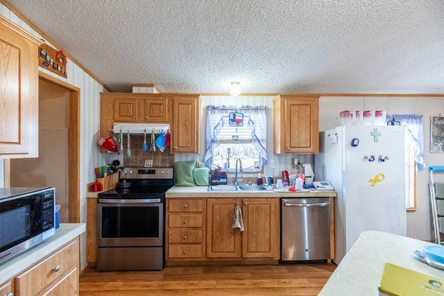 102 Flamingo Drive, Tye, TX 79563