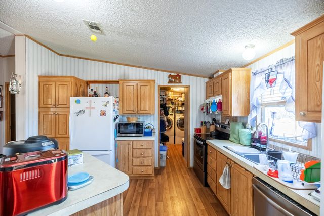 102 Flamingo Drive, Tye, TX 79563