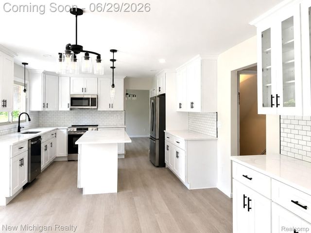 650 Deerfield Court, Rochester Hills, MI 48309