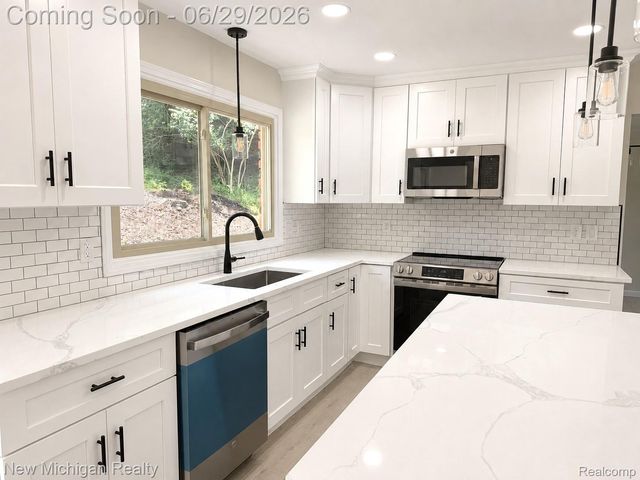 650 Deerfield Court, Rochester Hills, MI 48309