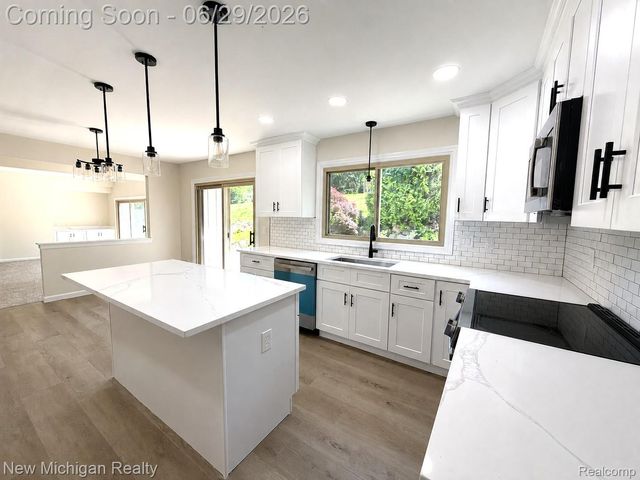 650 Deerfield Court, Rochester Hills, MI 48309