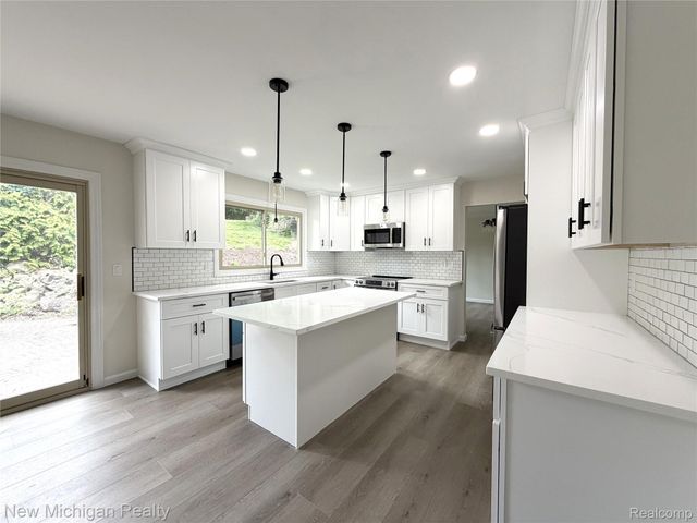 650 Deerfield Court, Rochester Hills, MI 48309