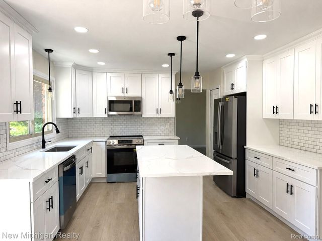 650 Deerfield Court, Rochester Hills, MI 48309
