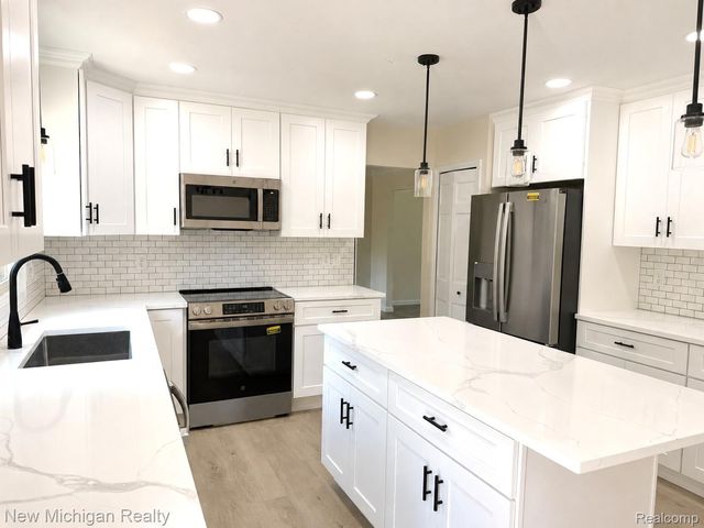 650 Deerfield Court, Rochester Hills, MI 48309