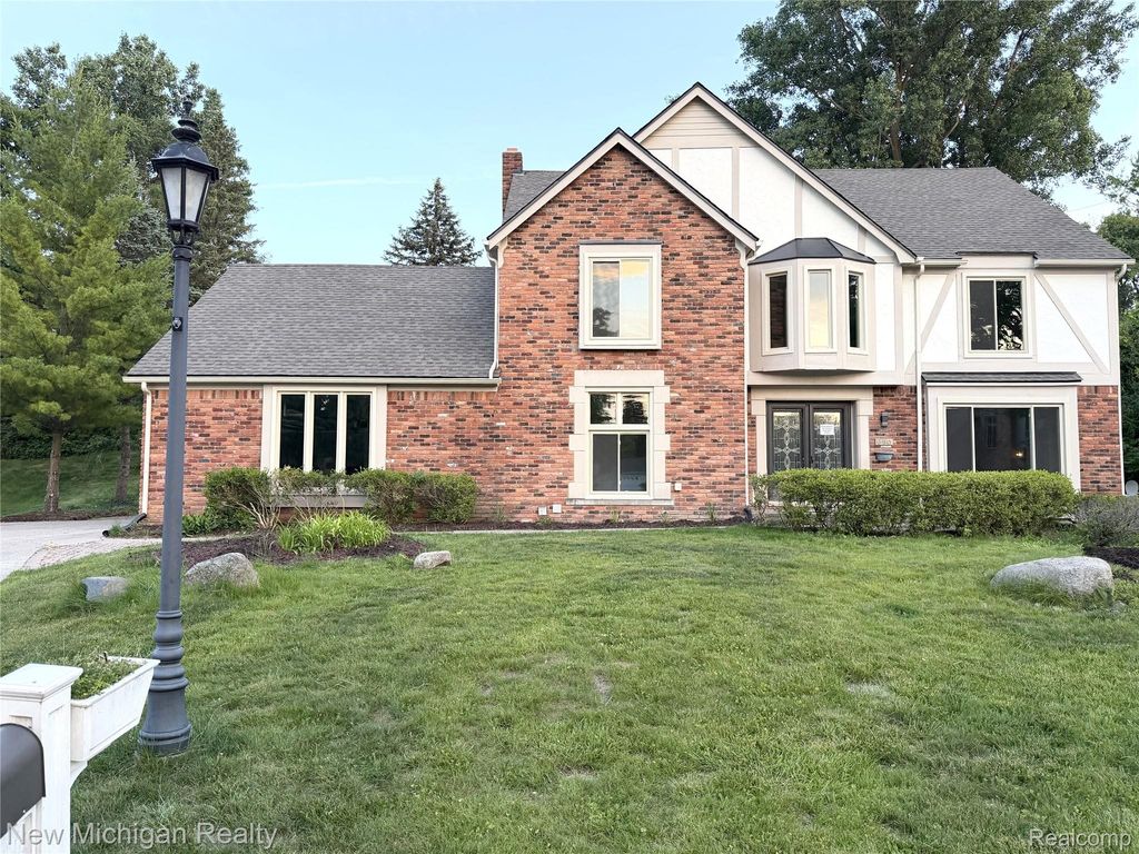 650 Deerfield Court, Rochester Hills, MI 48309